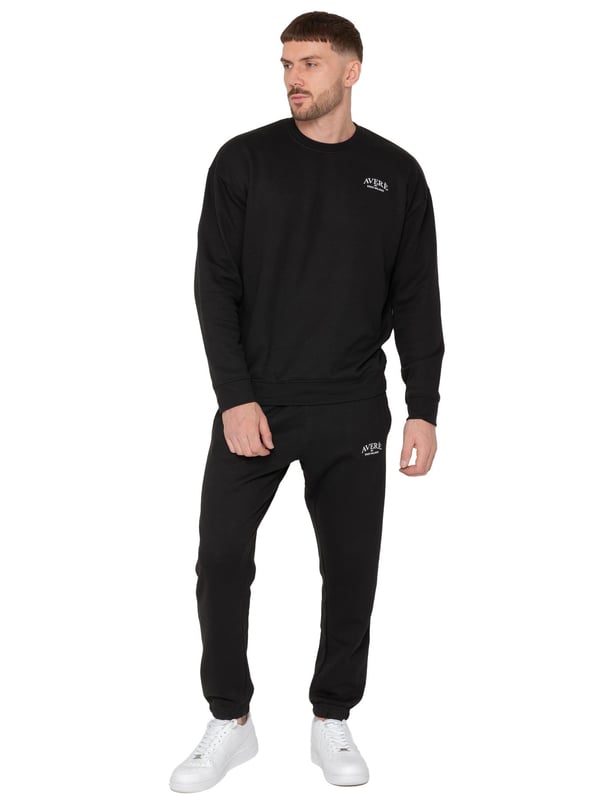 Das Averè by Enzo Milano Herren Oversized Sweatshirt zeichnet sich durch eine entspannte und legere Passform aus, perfekt sowohl zum Entspannen als auch für den täglichen Gebrauch. Auf der Vorderseite befindet sich ein dezentes Averè-Logo auf der Brust. Das Sweatshirt hat lange Ärmel und einen gerippten Rundhalsausschnitt mit gerippten Bündchen, was eine saubere, klassische Silhouette verleiht. Der weiche Stoff und das Fleecefutter sorgen für Komfort, während der tiefe Schulteransatz den Oversized-Look betont. Die Rückseite bleibt schlicht, was den eleganten und minimalistischen Stil unterstreicht. Ideal zum Kombinieren mit Jogginghosen oder Jeans für ein entspanntes Outfit.