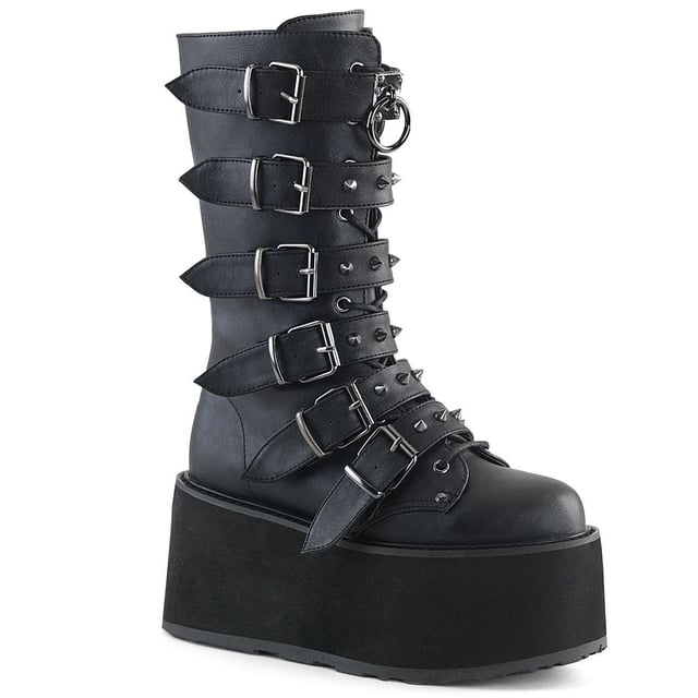 Damned 225 de Demonia es la bota de plataforma gótica de media pantorrilla definitiva. Con una elegante parte superior de cuero vegano negro y 6 hebillas de metal con tachuelas en la parte delantera de las botas con cordones y la imponente presencia que le da la suela de goma de 3,5" de grosor, llamarás la atención dondequiera que vayas. Con una cremallera lateral plateada para que sea fácil ponerse y quitarse la bota, esta bota se destaca por su comodidad, practicidad y, sobre todo, por su estilo. Ya sea que busques hacer una declaración o simplemente quieras lucir bien, estos zapatos son la mejor opción.