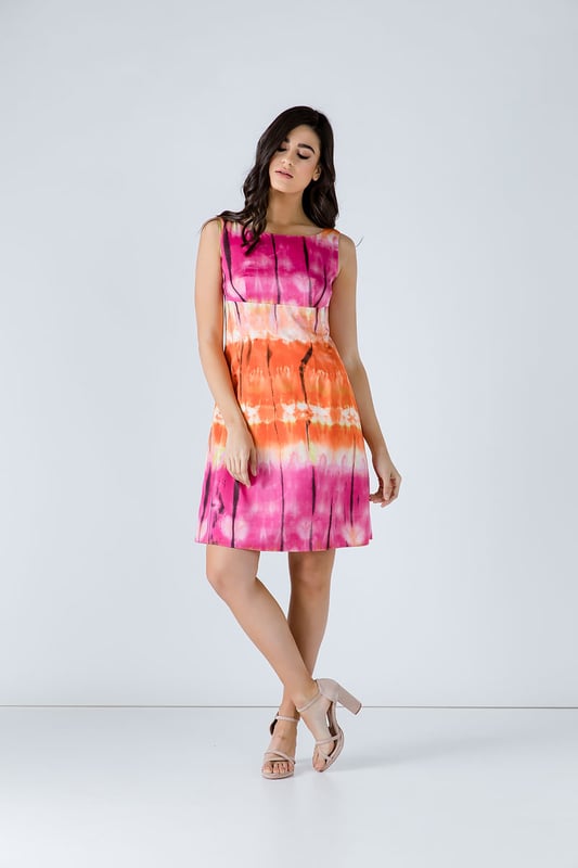 Vestido estampado multicolor sin mangas y escote barco. Costura debajo del busto con pliegues justo debajo en la parte delantera y trasera. Cierre con cremallera oculta en la espalda. Línea Imperio. Nuestro modelo mide 172 cm y lleva la talla 36/S. Medidas de la talla 38 (en cm): Hombro -37; Pecho-42; cintura-40; Abajo-57; Longitud del cuerpo-92. 92%PES-8%ELASTANO