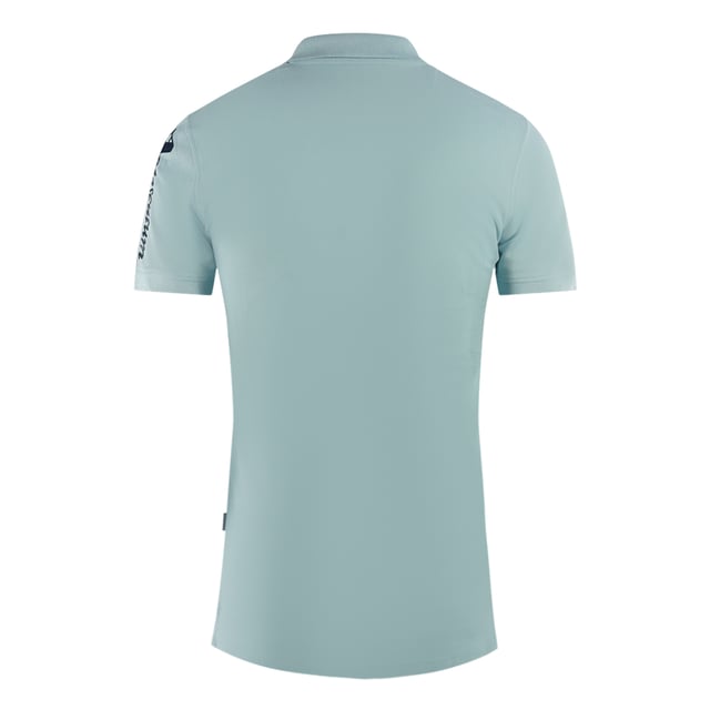 Aquascutum Polotröja med märkesärm i ljusblå. Upplev Aquascutums sofistikerade varumärke med denna klassiska blå pikétröja, med en subtilt broderad varumärkeslogotyp. Känn kvalitetshantverket i detta tidlösa plagg, som erbjuder stil och komfort för alla tillfällen. Lägg till lite elegans i din garderob idag! Broderat märke på vänster bröst, Aquascutum London Classic Blue Polo Shirt. 100% bomull, Vanlig passform, Passar perfekt i storlek, Knappstängning, Union Jack Logo. Rutig detalj under knappstängningen, kortärmad, krage i halsen. Stilkod: P00423 78