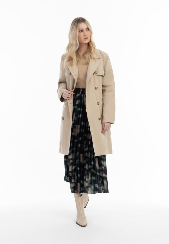 Gewisse Basics gehören in jede Garderobe. Der Trechcoat von DreiMaster Klassik gehört in jedem Fall dazu. Gefertigt aus einem weichen, angerauten Baumwollmix zeigt er die typische doppelreihige Knopfleiste, einen Schulterkoller sowie einen akzentuierenden Taillengürtel mit Schnalle. Die zwei seitlichen Eingrifftaschen sind ein Muss, ebenso der Schlitz auf der Rückseite. Geht offen, wie geschlossen - von Office bis Oper.  Übergangstrenchcoat