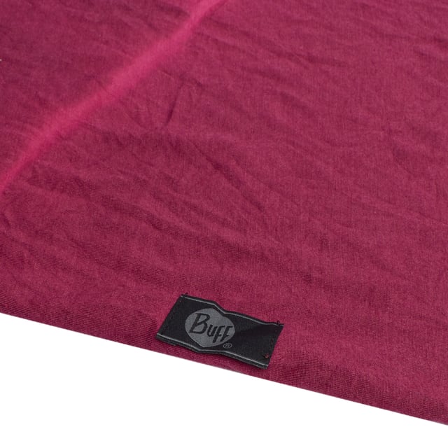 Infinity-Kragen Buff aus Viskose und Polyester, entworfen, um Weichheit, Leichtigkeit und Stil für jeden Anlass zu vereinen.

 Hauptmerkmale:

 - Hergestellt aus einer Mischung aus Viskose und Polyester, die sich weich anfühlt und eine höhere Widerstandsfähigkeit bietet.
 - Rohrförmiges Design mit Infinity-Hals, einfach zu tragen und zu kombinieren.
 -Unisex.
 - Elastischer Halstuch.
 - Atmungsaktives und schnell trocknendes Material, perfekt für den täglichen Gebrauch zu jeder Jahreszeit.
 - Einheitsgröße.
 - Für Erwachsene konzipiert.
 - Erhältlich in einer Vielzahl von Farben und Drucken mit dem Buff-Logo, das die Qualität der Marke hervorhebt.

 Ein vielseitiges und funktionelles Kleidungsstück, perfekt für alle, die Komfort und Design in einem einzigen Accessoire suchen.
 Maßnahmen: 51,5 x 64,5 cm
 Komposition: 50 % Viskose, 50 % Polyester
 Pflege:
- Maschinenwäsche max. bei 40 °C.
 - Vermeiden Sie die Verwendung von Weichspülern.
 - Verwenden Sie kein Bleichmittel.
 - Benutzen Sie keinen Trockner.
 - Kein Bügeln.