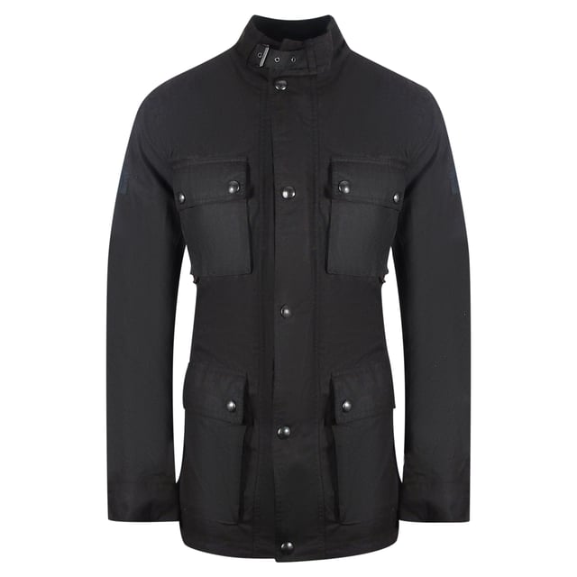 Belstaff zwarte Roadways motorjas Ervaar de ultieme veelzijdigheid en stijl met de Belstaff Black Jacket. Deze jas biedt zowel warmte als een modieus ontwerp, waardoor je moeiteloos kunt overstappen van een casual look voor overdag naar een chique avondensemble. Blijf gezellig en zie er geweldig uit met dit must-have jack! Materiaal: 100% katoen Vulling: N/A Millerain gewaxt katoenen jack, water- en windbestendig. Ritssluiting met gesp rond de taille, zwarte jas