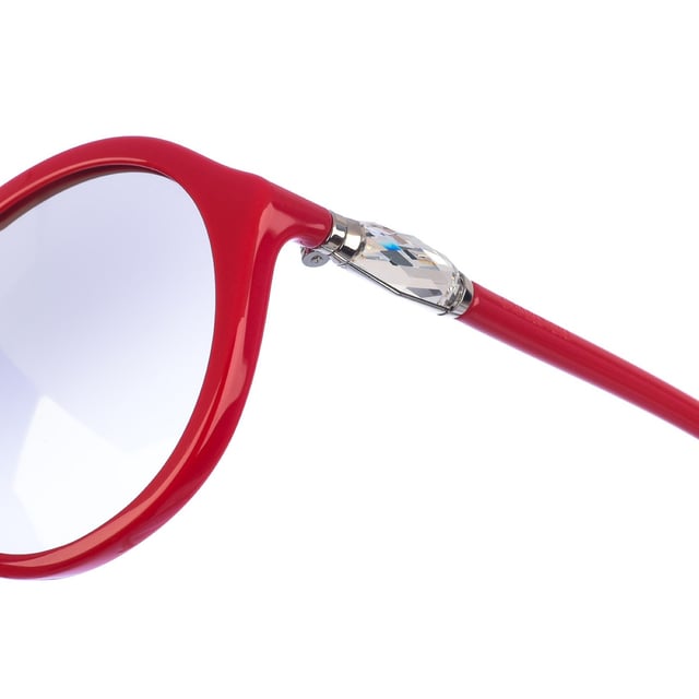 Swarovski-Sonnenbrille mit Acetatrahmen.
 Ovale Form.
 Bügel aus Acetat mit Swarovski-Diamantdetails.
 100% UV-Schutz.
 Antireflektierende Gläser.
 Maße: Höhe der Gläser: 46 mm
 Breite der Gläser: 51 mm.
 Steg: 20 mm.
 Bügel: 140 mm.
 Zusammensetzung: Azetat
 Pflege:
Reinigung und Pflege:
 -Reinigen Sie die Gläser mit Wasser und Seife (neutral).
 - Verwenden Sie keine schmutzigen oder scheuernden Tücher, da diese die Eigenschaften der Filter verändern können.
 - Verwenden Sie nur Originalzubehör und -ersatzteile.
