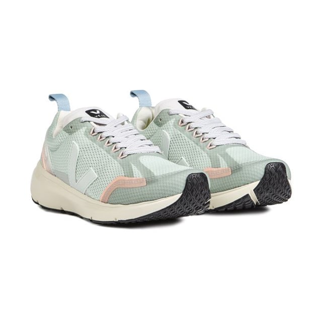 Veja's Pale Green Condo 2 Alveomesh Vegan Trainers bieten eine stilvolle und umweltfreundliche Option für Going About Your Daily Business. Hergestellt aus nachhaltig gewonnenen Materialien, verfügt der Schuh über ein Futter aus expandiertem Pu und Bio-Baumwolle und ein bequemes Obermaterial mit einem großen V-Logo an der Seite und geprägtem Veja-Logo auf der Zunge.