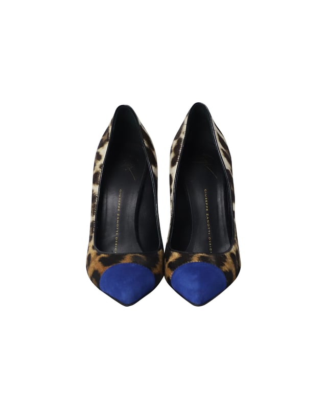 VINTAGE, RRP AS NEW
Look your fashionable best and make heads turn in these lovely pumps from Giuseppe Zanotti! They are crafted from leopard printed pony hair and feature pointed toe caps in a contrast blue hue. They come equipped with comfortable leather lined insoles and slender heels. They'll look great with an asymmetrical dress or a chic jumpsuit and are definitely worth adding to your closet!
Giuseppe Zanotti Pointed Heels in Animal Print Suede
Condition: excellent
Sign of wear: minimal scuff on soles and heels
Material: Suede
Color: Animal Print
Size: IT37/US7/UK4
SKU: 195402