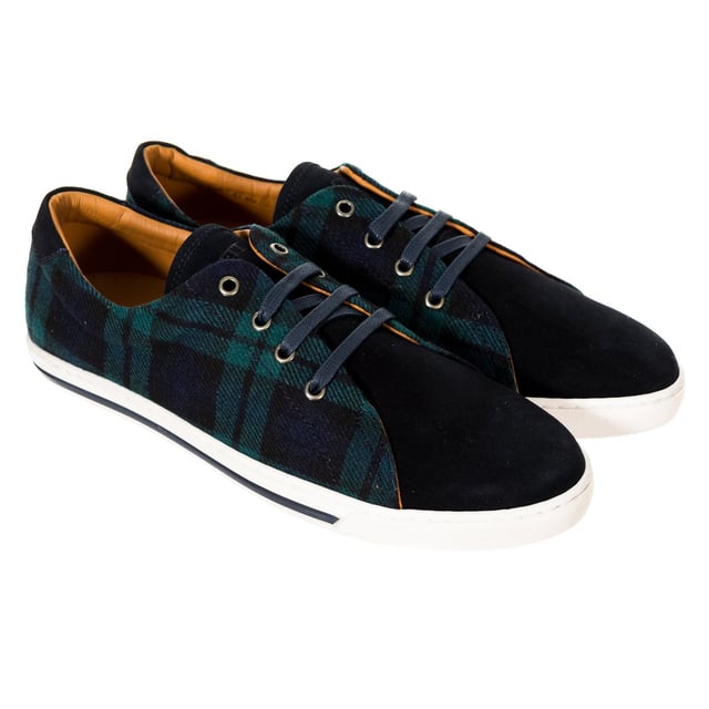 Zapatilla deportiva.
Color marino con detalle estampado de cuadros en tono caqui. 
Fabricado en piel y textil con acabado ante.
Punta redonda. 
Cierre de cordones en el frontal.
Plantilla de piel y textil personalizada por la marca.
Solapa con el nombre de la marca a tono. 
Suela de goma antideslizante, personalizada por la marca.
Costuras vistas a tono.

Composición:
- Exterior: Piel y textil. 
- Interior: Piel y textil. 
- Suela: Goma.

Mantenimiento:
- Limpiar con un paño húmedo.