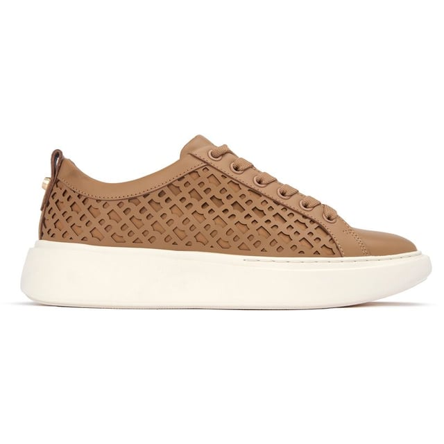 Ponte estilo con las zapatillas de corte BOSS Amber Tenn. Confeccionados con parte superior de cuero de primera calidad y suelas de goma duraderas, estos zapatos están diseñados para brindar comodidad durante todo el día con un estilo deportivo. La combinación de colores naturales y el diseño intrincado te permiten combinarlos perfectamente con cualquier conjunto informal. Ponte estas zapatillas versátiles para lograr un look refinado pero relajado y afronta tu día sin esfuerzo.