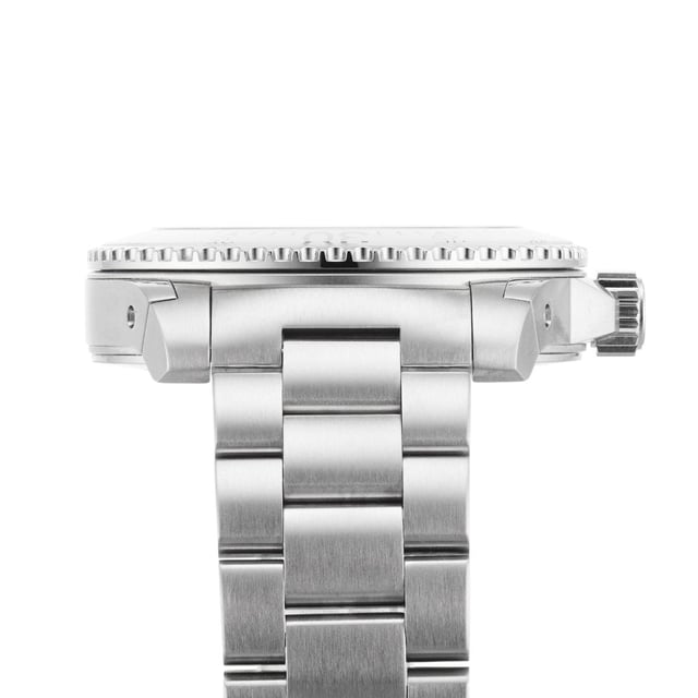 MANUFACTURER PRODUCT NUMBER YA136336CATEGORY WatchesBRAND GUCCIWATCH MARKERS DotsWATER RESISTANT 200 MetresMOVEMENT QuartzCASE MATERIAL Stainless SteelDIAL COLOUR GreySTRAP MATERIAL Stainless SteelDIAMETER 40mmBRAND COLLECTIONS Gucci Dive