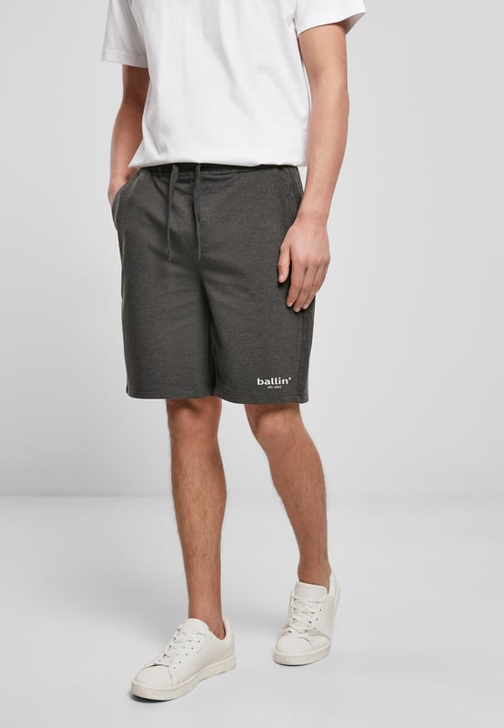 Heren joggingshort van het merk Ballin Est. 2013. De joggingshort van Ballin Est. 2013 is gemaakt van hoogwaardig katoen, polyester en elastaan, en heeft een normale pasvorm. Het zachte katoen zorgt voor een heerlijk draagcomfort.  Modelnaam: Small Logo Jogging ShortCategorie: heren joggingshortMaterialen: katoen, polyester, elastaanKleur: charcoal grijs