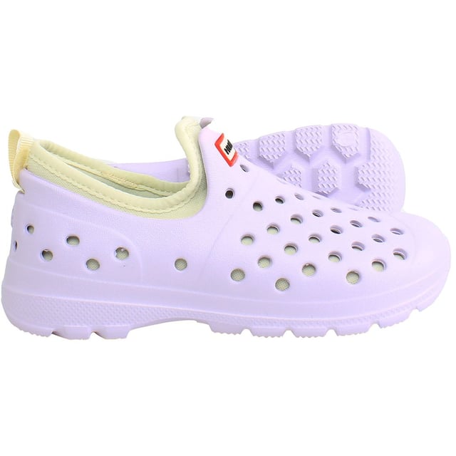 Maak kennis met de Hunter Water Kids Purple Shoes, een perfecte mix van functionaliteit, stijl en levendige kleuren voor jonge ontdekkingsreizigers. Deze schoenen zijn ontworpen om natte omstandigheden te weerstaan terwijl ze kleine voetjes comfortabel houden, en zijn ideaal voor verschillende buitenactiviteiten. Hier zijn de belangrijkste kenmerken:

 Waterbestendig ontwerp:  Deze schoenen zijn gemaakt van waterbestendige materialen en bieden bescherming tegen lichte regen en vochtige omstandigheden, zodat je kind droog blijft tijdens buitenavonturen.

 Comfortabele pasvorm:  Deze schoenen zijn ontworpen met het comfort van kleine voetjes in gedachten en hebben een goede en ondersteunende pasvorm. Het lichtgewicht ontwerp bevordert het bewegingsgemak tijdens het spelen.

 Duurzame constructie:  Gebouwd met Hunter's toewijding aan kwaliteit, zijn deze schoenen duurzaam genoeg om de actieve levensstijl van jonge ontdekkingsreizigers aan te kunnen. Ze zijn bestand tegen de ontberingen van het buitenspelen.

 Gemakkelijk aan en uit: Uitgerust met handige sluitsystemen, zoals klittenband of elastische veters, zijn deze schoenen gemakkelijk door kinderen zelfstandig aan en uit te trekken.

 Veelzijdige stijl:  Of het nu een dagje naar de speeltuin is of een familie-uitje, deze paarse schoenen voegen een vleugje kleur toe aan de outfit van je kind, waardoor ze geschikt zijn voor verschillende gelegenheden.

 Grippy buitenzool:  De stevige buitenzool biedt betrouwbare tractie en zorgt voor stabiliteit op verschillende ondergronden. Deze eigenschap is vooral handig voor actief buitenspelen.

Houd er rekening mee dat de gegeven details een algemene beschrijving zijn gebaseerd op algemene kenmerken van waterbestendige kinderschoenen en dat de werkelijke productdetails kunnen afwijken. Voor nauwkeurige informatie is het aanbevolen om de specifieke productdetails op de officiële Hunter website te bekijken of contact op te nemen met de Hunter klantenservice.