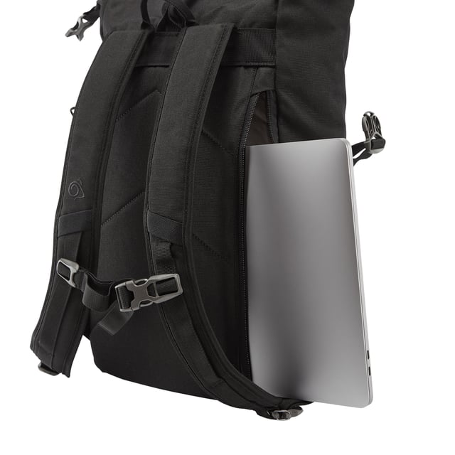 Material: Polyamid, PU, PU-beläggning, återvunnen polyester. Denier: 900D. Längd: 45 cm. Bredd: 26 cm. Djup: 13 cm. Tygteknologi: DWR-finish, EcoShield. Design: Slät. Fästanordning: Justerbart spänne. 295 gsm. Justerbar bröstrem, vadderad rygg, vadderat fack, reflekterande detaljer, rullstängning, axelrem. Fack: 1 huvudfack. Fickor: 1 sidoficka, 1 innerficka, dragkedja. Hållbarhet: Tillverkad av återvunnet material. Kapacitet: 16L. Lämplig för: Bärbar dator 13 tum, surfplatta upp till 9 tum.