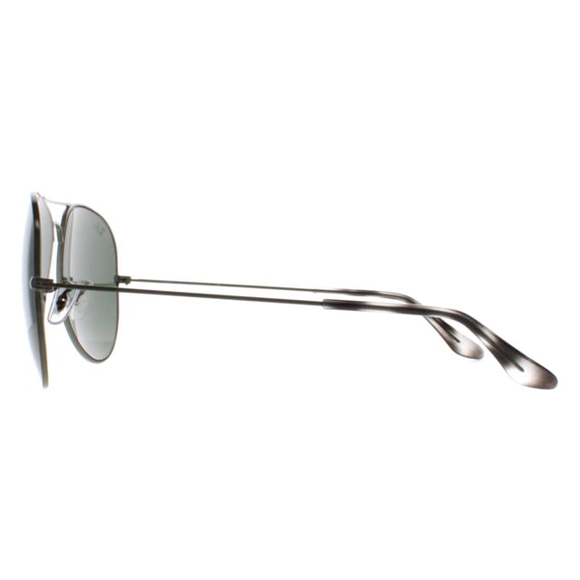 Ray-Ban Aviator Unisex Verde Transparente Mate G-15 Las gafas de sol Aviator RB3025 verdes se diseñaron originalmente en 1936 para los pilotos militares estadounidenses y desde entonces se han convertido en uno de los modelos de gafas de sol más icónicos del mundo. Este diseño atemporal se caracteriza por su fina montura de alambre metálico, grandes lentes en forma de lágrima y finas patillas metálicas que incorporan terminales y plaquetas nasales de silicona para un ajuste cómodo y personalizado. Este modelo clásico está disponible en varias tallas y colores.