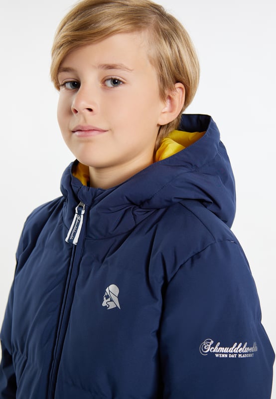 Met deze winterjas van Schmuddelwedda krijgen zelfs de kleintjes 100% outdoorprestaties. Het synthetische vulmateriaal zorgt voor een ideale isolatie en doordat de kamers zonder naden zijn gemaakt, dringt er geen vocht binnen. Bovendien is de jas goed voorbereid tegen regen en sneeuw doordat het materiaal water- en winddicht is. En omdat bij Schmuddelwedda overal goed over is nagedacht, zijn de logoprints lichtreflecterend, wat vooral in de herfst en winter een voordeel is.  winterjas