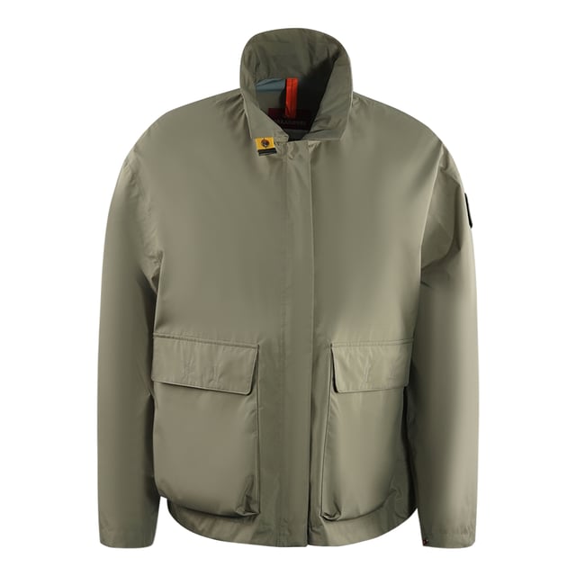 Blijf warm en stijlvol in de grijze jas van Parajumpers. Deze luxueuze damesjas is vervaardigd met geisoleerde stof die warmte behoudt en beschermt tegen de elementen. Offer geen stijl op voor comfort - maak een verklaring! Bovenste matierl: 80% polyester, 20% polyurethaangrijze jas, lange mouwen, merklogo op zipafsluiting links, elastische mouw en taille -uiteinden, reguliere pasvorm, gemaakt van 30% gerecyclede stoffenstijlcode: GH31 Siri 776