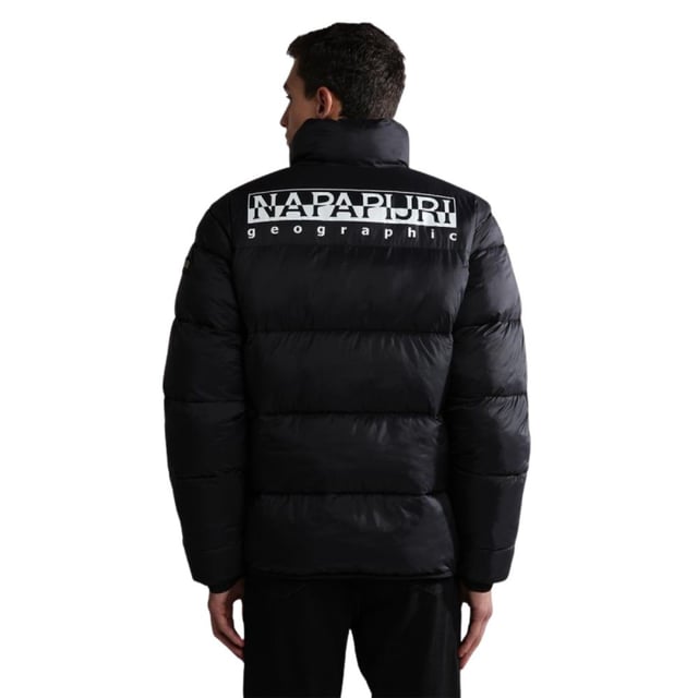 Chaqueta de invierno para hombre de la marca Napapijri. La chaqueta está hecha de poliéster de alta calidad, y tiene un corte regular. La chaqueta cuenta con una cremallera arriba y abajo, fácil para el ciclismo, ciclomotor o scooter.  Marca: NapapijriNombre del modelo: Jacket A-SuomiCategoría: chaqueta de hombreMateriales: poliésterColor: negro