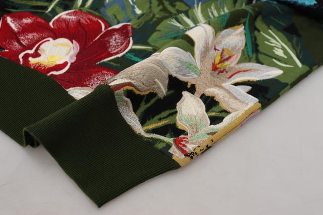 Fantastisk Dolce & Gabbana tröja  
Tillverkad i Italien  
Flerfärgad broderad design med djungelmönster  
Pullover med rund hals  
Logodetaljer  
Hög craftsmanship  
Material: 63% ull 37% siden  
Exklusiv och lyxig  
Perfekt för alla tillfällen  
Uppgradera din stil