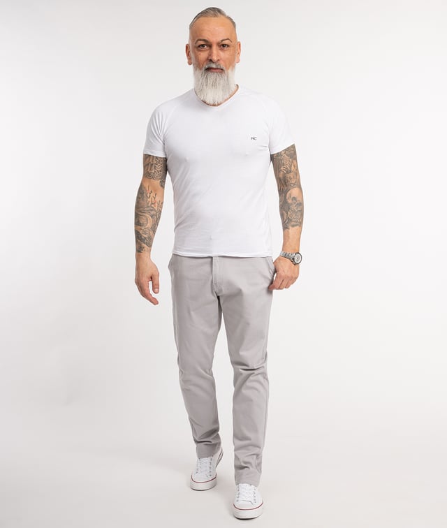 Angeboten wird eine Herren Chino Hose der Trendmarke "Indumentum". Super bequem Herren Hose aus Baumwolle. Top Qualität und Hochwertige Verarbeitung .