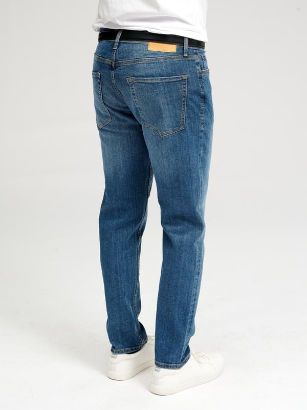 Gewone jeans van TeeShoppen  Deze jeans van TeeShoppen zijn zowel strak als comfortabel. Met jeans van TeeShoppen kun je je het hele jaar door vrij en comfortabel voelen. Een paar goede en comfortabele jeans is een must-have in elke garderobe. Hier zie je jeans in de kleur blauw. 
  Welke maat heeft de jeans?  Jeans kunnen worden geselecteerd in 36 verschillende maten. Bekijk en kies de maat onder "maat". De maten zijn aangepast voor mannen. 
  Over TeeShoppen  Bij TeeShoppen hebben we ons eigen productassortiment ontwikkeld. Het doel van ons assortiment is om je de mogelijkheid te geven om je garderobe te versterken met kleding die zowel basic als modern is. Maar ook al zijn de kleren basic, we hebben niet ingeboet op kwaliteit of ontwerp. De kledingstukken zijn gemaakt van luxe materialen die comfortabel zijn om te dragen en zijn ontworpen om te stylen voor elke gelegenheid. Wil je een tijdloze leverancier van mode voor zowel mannen als vrouwen? Dan is TeeShoppen de plek voor jou. We zijn specialisten in de verkoop van basic kleding. Je betaalt niet voor dure merken en kosten, maar alleen voor kwaliteit en service. En natuurlijk breiden we voortdurend ons assortiment uit in lijn met de mode, zodat je altijd moderne basic kleding bij ons kunt vinden.