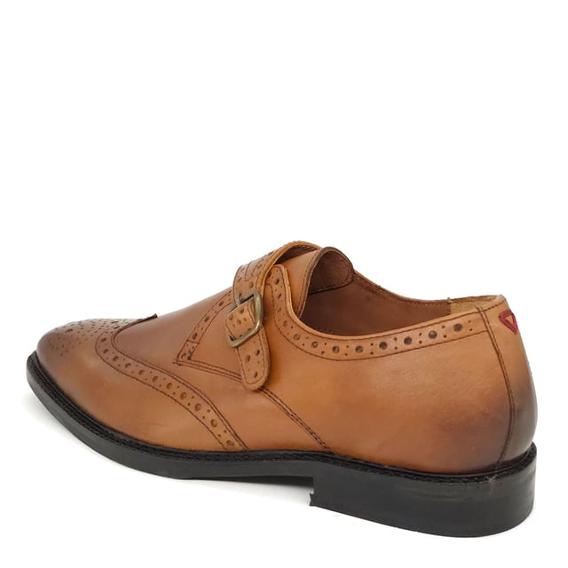 Classic and contemporary, the Barnet Monk Strap Brogue boasts a single monk strap design with side buckle detail. Complete with a decorative brogue finish in a smooth leather.