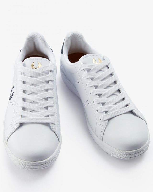 Sneaker vervaardigd met een zachte leren bovenkant van volnerfleer voor een hoogwaardige afwerking. Voorzien van geperforeerde zijpanelen voor verbeterde ademendheid en stijl. Geplaatst op een duurzame rubberen zool voor betrouwbare grip en de hele dag comfort.