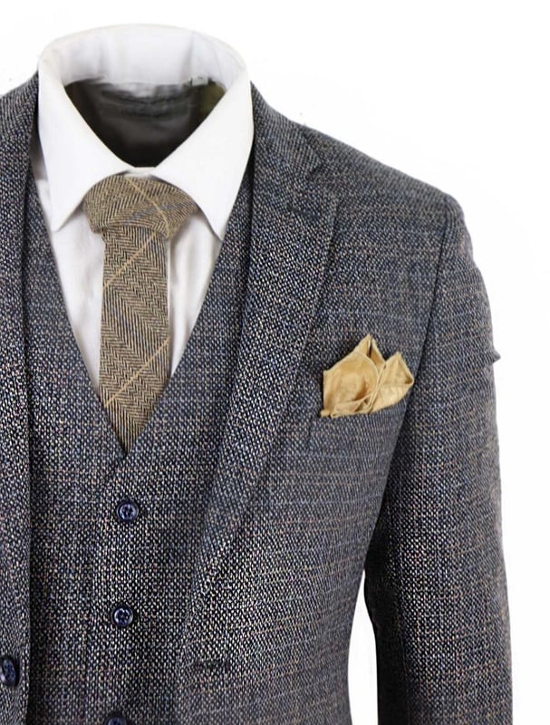 Aproveche al máximo el tweed y los cuadros con este traje de tres piezas, un diseño atemporal con un atractivo vintage y un toque práctico. Este traje, confeccionado con un tejido de tweed de una rica mezcla de lana y ribetes de terciopelo azul marino en los bolsillos, le mantendrá bien aislado y resistirá con éxito el paso del tiempo. Ideal para bodas en graneros, bailes de graduación, fiestas y mucho más.