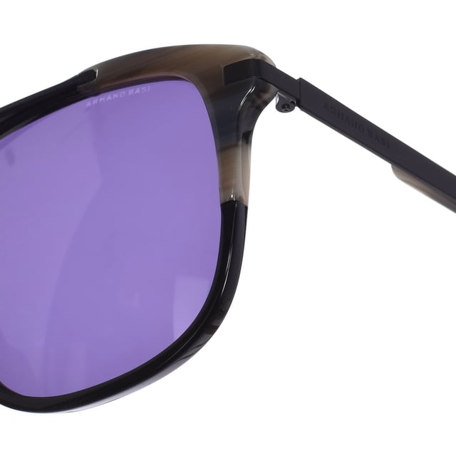 Gafas de sol Armand Basi con montura de acetato.
 Forma rectangular.
Detalle metálico en la parte superior de la montura.
Patillas metálicas y acabado en acetato.
Nombre de la marca grabado en la lente.
100% Protección UV.
Incluye una funda de tela de protección.
Cristales antireflejo.
Los colores reales del producto pueden variar ligeramente con respecto a los colores que muestra su monitor.
 Medidas: Ancho lente: 56 mm. Puente: 17 mm. Patillas: 145 mm.
 Composición: Acetato
 Cuidados:
Limpiar las gafas con agua y jabón (neutro).
No utilice paños sucios o abrasivos, que puedan alterar las características de los filtros.
 - Utilice solo accesorios y repuestos originales.
