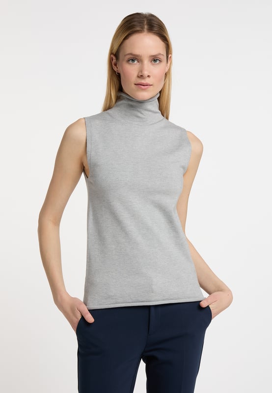 In minimalistischer Silhouette zeigt sich das klassische Stricktop von DreiMaster Klassik. Gefertigt aus einem weichen Viskosegemisch erhält die gerade, schmale Form durch den Stehkragen mit Rollkante einen modernen Twist. An warmen Sommertagen tragen wir es solo im Office ist es unter einem Blazer getragen ein stylishes Essential.  Pullunder