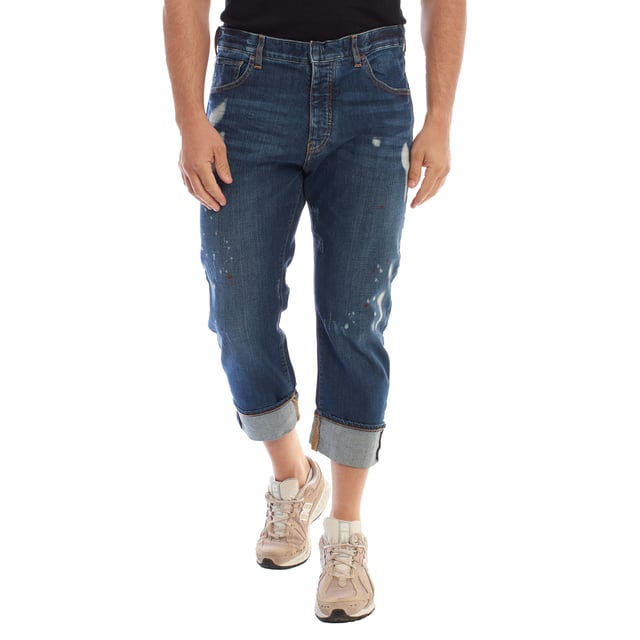 Emporio Armani trousers with a straight cut, combining a classic and sophisticated style with contemporary details.

 Crafted from untreated dark denim, this five-pocket design stands out for its authentic and versatile look.

 Its hook and button closure ensures a firm and comfortable fit, while the brand's metal logo, discreetly placed on one of the back pockets, adds a touch of elegance.

 The wide visible hems at the ankles give it a distinctive character, ideal for those looking for a timeless garment with personality, perfect for a casual look inspired by urban and sophisticated styles.
 Composition: 98% Cotton, 2% Elastane
 Care:
- Machine wash on gentle cycle.
 - Use similar colors in the wash.
 - Avoid the use of bleaches.
 - Dry at low temperature in the dryer.
 - Iron at low temperature.
 - Do not dry clean.