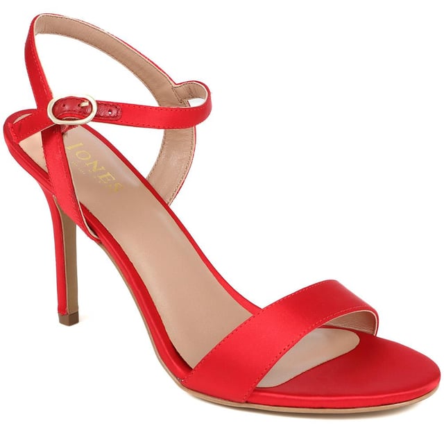 Strut into style with satin elegance. Classic cut meets undeniable allure, creating sandals that are always on the guest list. Crafted with full leather linings, our KINSLEY stiletto sandals combine cushioned comfort with timeless tailoring. Every party deserves a touch of timeless glamour.
