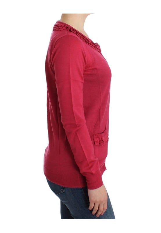 Material 100% lana.
  Color rosado.
  Estilo cardigan.
  Detalles de volantes.
  Acentos de logotipo.
  Cierre frontal con botones.
  Etiquetas originales y bolsa de la tienda incluidas.