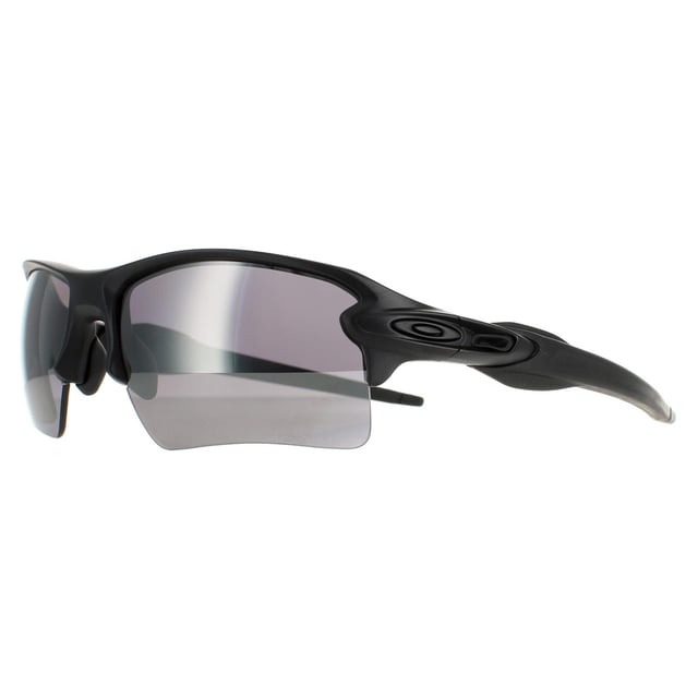 Las gafas de sol Oakley Wrap para hombre Matte Black PRIZM Black polarizadas antiaéreas 2.0 XL pertenecen a la colección Performance de Oakley y presentan una montura de tamaño estándar con una cobertura de lente mejorada con una lente más profunda en la montura semicontorneada que consigue incluso más agarre que las encarnaciones anteriores Con las varillas así como las plaquetas nasales totalmente recubiertas de unobtanio que se agarra más con la transpiración. La lente Prizm Road está específicamente diseñada para mejorar tu visión y que puedas ver fácilmente obstáculos como rocas y pistas.