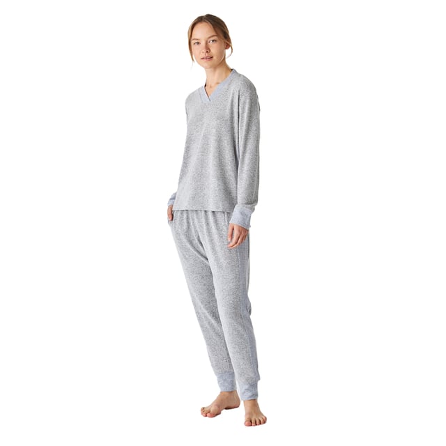 Women's long-sleeved pajamas with an elegant and comfortable design, ideal for lounging or relaxing at home.

 Its modern and sophisticated design adapts perfectly to the female figure, enhancing the silhouette with a chic and relaxed style.

 The set includes a long-sleeved top with a delicate V-neck.

 The long trousers have a loose fit, two practical side pockets and an elastic waistband adjustable with drawstrings, ensuring a comfortable fit.

 Tonal exposed stitching adds a subtle yet elegant detail.

 Enjoy a design that combines fashion and functionality. Ideal for giving as a gift or for pampering yourself.
 Composition: Shirt: 72% Polyester, 23% Viscose, 5% Elastane; Pants: 72% Polyester, 23% Viscose, 5% Elastane
 Care:
-Wash on a gentle cycle.
 -Always use cold or warm water.
 -Do not use a dryer. It is better to air dry.
 -If necessary, iron at low temperatures.
 -Do not use bleach.