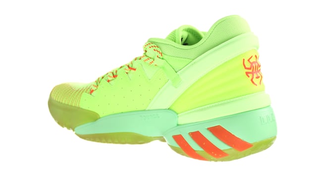 Adidas D.O.N Número 2 entrenadores de hombres verde GCA Tomando sus señales de los instintos sobrehumanos de Donovan Mitchell, el D.O.N. El problema #2 Spida Sense es un espectáculo para ser visto. Estos zapatos exclusivos del baloncesto de Adidas tienen Pops rojos de neón a lo largo de la parte superior verde lima. Una suela externa de brillo translúcido presenta una silueta "radiactiva" que casi parece parpadear cuando siente una amenaza inminente en la cancha. Su sentido de Spida debe estar hormigueando.