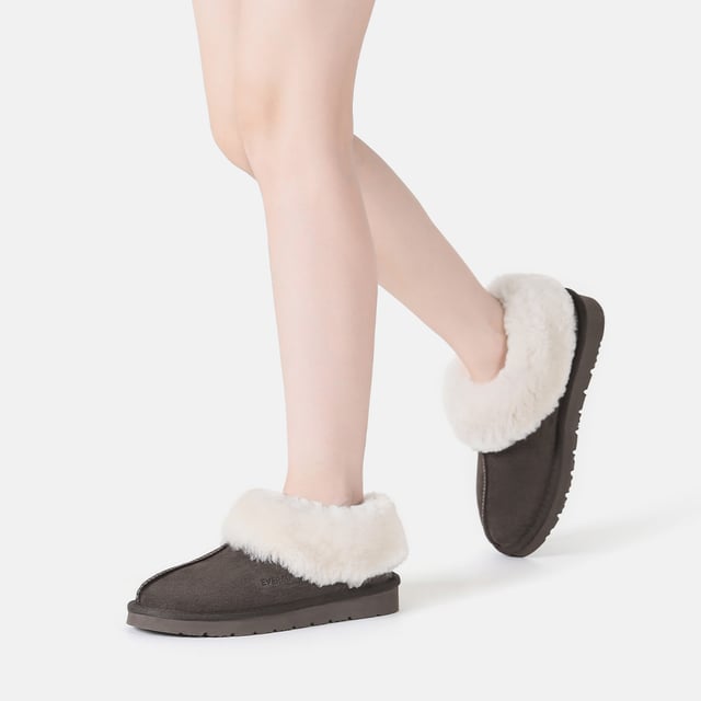 This cozy slipper with a central seam and a full collar offer an invitation to indulge in unparalleled comfort. Crafted with a lining and insole made from-Sheepskin, it provides breathable warmth for chilly feet.

Specification:
Suede Upper
Warm Sheepskin Wool Lining
Soft Sheepskin Wool Insole
Eva Sole

Technologies:
Water Resistance Upper
Light Weight Outsole
