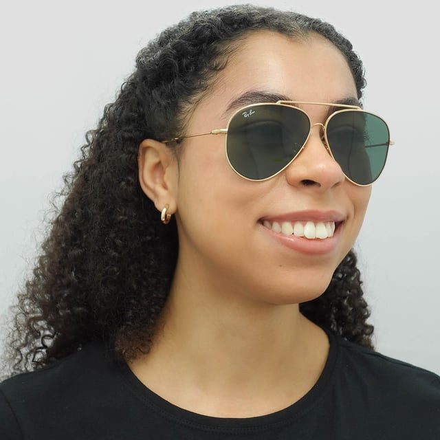 Las gafas de sol Ray-Ban Aviator Unisex Gold Green RB0101S Aviator Reverse son una fascinante reinvención del clásico diseño de aviador. Elaboradas con una meticulosa atención al detalle, estas gafas de sol presentan una llamativa combinación de colores invertidos que acentúa las icónicas lentes en forma de lágrima y la delgada montura metálica. El atrevido contraste de colores añade un toque contemporáneo al tiempo que mantiene el atractivo atemporal del estilo Aviator. Diseñadas para ofrecer estilo y durabilidad, estas gafas de sol ofrecen una protección UV y una comodidad superiores, lo que las convierte en un accesorio esencial para los amantes del diseño vanguardista y la calidad sin igual.