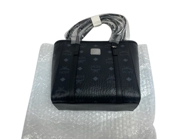 Nappaleder-Obergriffe, Reißverschluss, hintere Außenschlupftasche, innere Reißverschlusstasche, Kobalt-Hardware, innere offene Tasche, Nappaleder-Besatz, Baumwollcanvas-Futter, D-Ring-Detail an der Außenseite  
MCM MCM Damen Toni Shopper in Braun Visetos  
Farbe: Schwarz  
Material: Canvas  
Zustand: Neu mit Etikett  
Größe: Einheitsgröße  
Gebrauchsspuren: Keine  
SKU: 112780 / MWPAATN04BK / MWPAATN04BK_OS  
Abmessungen: Länge: 190 mm, Breite: 95 mm, Höhe: 185 mm