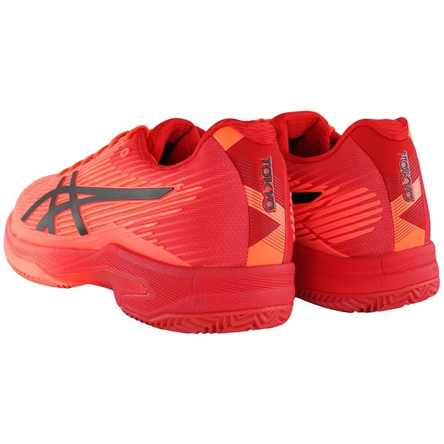 Las Asics Solution Speed FF Clay Tokyo Red Trainers para hombre son un tipo especializado de calzado deportivo diseñado para la práctica del tenis, especialmente en pistas de tierra batida. Estas zapatillas ofrecen una combinación de estilo y características adaptadas a los jugadores de tenis. He aquí algunas características clave y una descripción:

 Diseño rojo:  Estas zapatillas presentan un vibrante color rojo, que añade un toque deportivo y elegante a tu atuendo de tenis. Además, este color llama la atención en la pista.

 Especializadas para pistas de tierra batida:  El "Clay" en el nombre indica que estas zapatillas están diseñadas específicamente para pistas de tenis de tierra batida. Suelen tener un patrón de suela exterior y un material específicos que proporcionan un agarre y un deslizamiento óptimos en superficies de tierra batida.

 Tecnología FlyteFoam:  Asics suele incorporar la tecnología FlyteFoam en su calzado para ofrecer una amortiguación ligera y un rendimiento receptivo. Esta característica ayuda a los movimientos rápidos y a la agilidad en la pista de tenis.

 Tecnología de amortiguación GEL:  La conocida tecnología GEL de Asics suele utilizarse en la zona del talón de estas zapatillas para proporcionar amortiguación y comodidad durante los movimientos laterales y las paradas rápidas.

 Sistema Twistruss:  La serie Solution Speed FF suele incluir un sistema Twistruss en la mediasuela para proporcionar estabilidad y sujeción, especialmente durante los movimientos laterales.

 Parte superior Flexion Fit:  Estas zapatillas pueden tener una parte superior Flexion Fit que proporciona un ajuste ceñido y de apoyo sin sacrificar la transpirabilidad, esencial para los jugadores de tenis que requieren un juego de pies rápido.

 Cierre con cordones: suelen tener un cierre tradicional con cordones, que permite un ajuste personalizable y seguro.