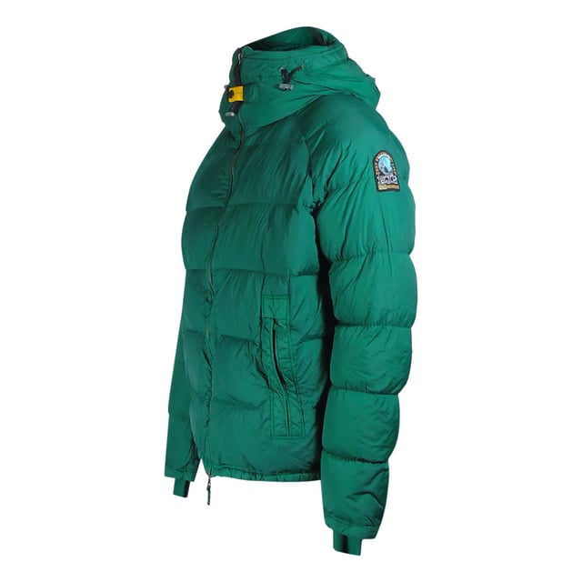Groene parajumpers jas, twee zakken met ritssluiting aan de voorkant, PJS-patch op de linkermouw, 100% donsjack, elastische tailleband en mouwen