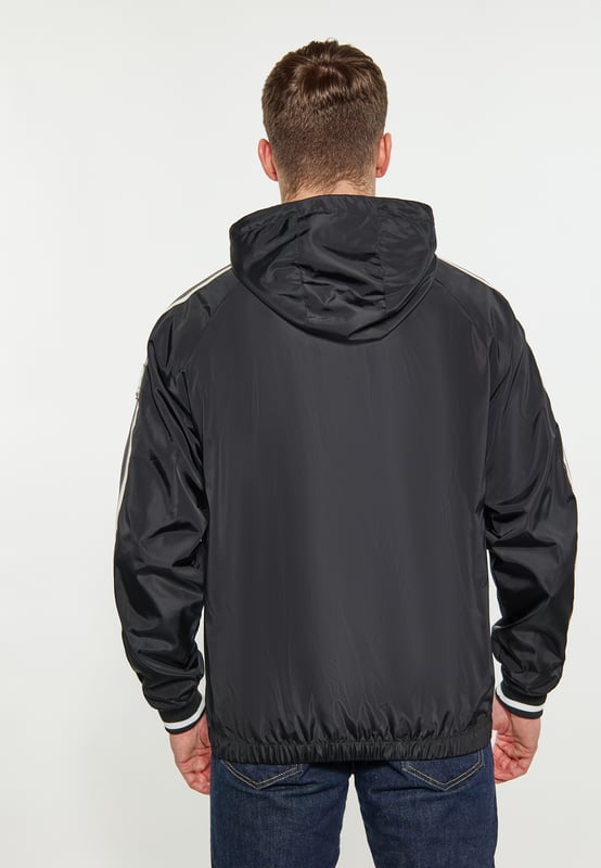 Een jack met capuchon voor optimale functionaliteit. Dit sportieve kledingstuk is uitgerust met verstelbare trekkoorden en een ritssluiting aan de voorkant die doorloopt tot aan het puntje van de kraag. Twee zijzakken met ritssluiting bieden veilige opbergmogelijkheden. Het gestreepte patroon op de manchetten en zoom voegt een vleugje stijl toe aan het algehele ontwerp. Blijf voorop met dit veelzijdige en praktische jack.  Blouson