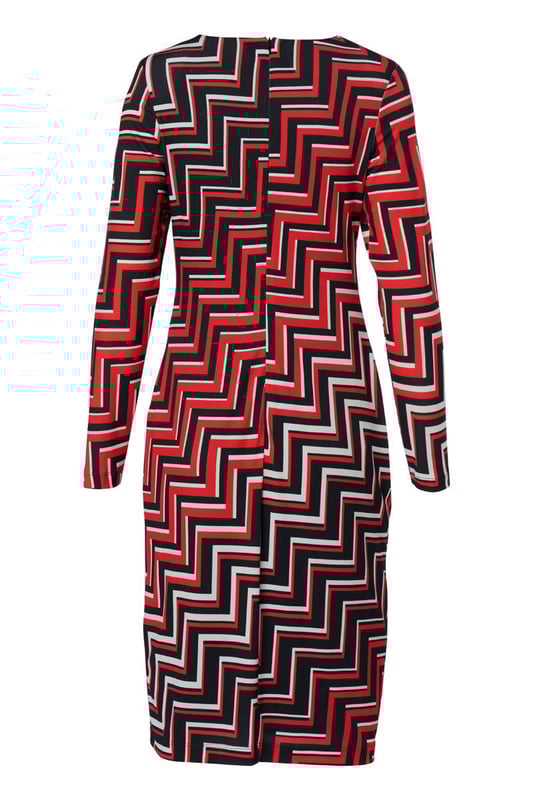 Ontdek de Mart Visser jersey print jurk, genaamd de Eloise. Deze jurk belichaamt stijl en comfort perfect. Het is een echte aanrader vanwege de opvallende contrastrijke print en de kreukvrije jerseykwaliteit die zijdezacht aanvoelt. De stof is bedrukt met een grafische en kleurrijke zigzagprint in rood, wit en zwart, wat een uniek en flatterend effect creëert. De damesjurk biedt heerlijk draagcomfort dankzij de mix van elastaan en polyester, waardoor je je vrij kunt bewegen. De gedrapeerde tailleband flatteert perfect rondom de buik en heupen. Deze knielange jurk heeft een voering met een fijne stretch, sluit met een blinde ritssluiting aan de achterzijde en heeft lange mouwen. Geschikt voor zowel feestelijke als zakelijke gelegenheden. Maak je vrouwelijke en moderne look compleet met een zwart jack en elegante hakken! Ontdek ook de Caitlin print top met dezelfde opvallende print.