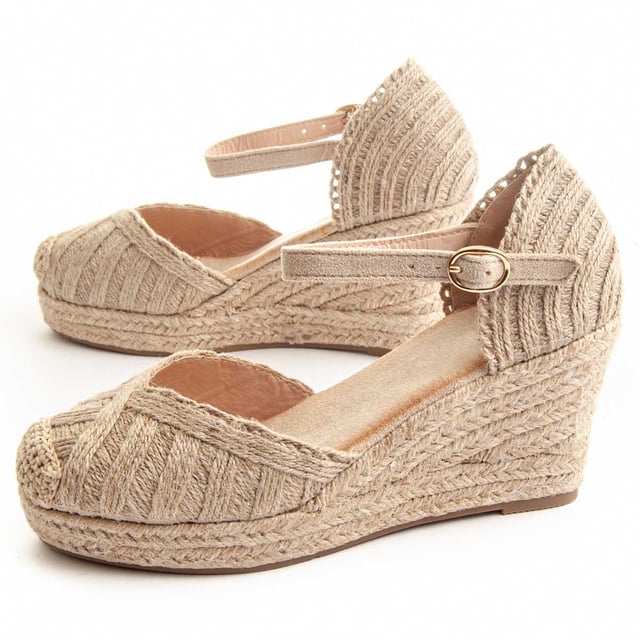 Espadrille aus Espartograss für Damen. Bequeme Passform. Gepolsterte Innensohle. Rutschfeste Sohle. Verstärkte Nähte. Für unsere Marke von anderen Herstellern gefertigt. Ungefähre Maße: 8 cm Absatz und 2 cm Plateau.