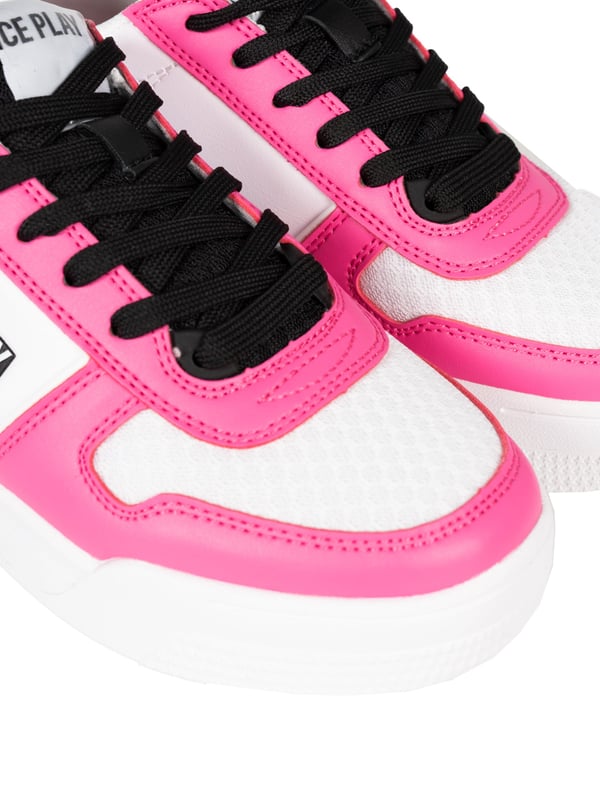 Atadas con cordones, estos zapatos proporcionan un ajuste perfecto a tu pie, permitiendo ajustar la tensión de los cordones según las necesidades, lo que los hace no solo estilosos, sino también extremadamente cómodos.

La punta redonda añade un encanto clásico, al mismo tiempo que proporciona suficiente espacio para los dedos, aumentando así la comodidad de llevarlos todo el día.

En la lengüeta y en los laterales, el nombre de la marca destaca sutilmente el prestigio y la calidad del producto, añadiéndole un carácter exclusivo que seguramente atraerá miradas.

La suela con logo no solo es un signo de distinción, sino también una garantía de autenticidad y alta calidad de fabricación, lo que hace que cada paso sea seguro y estiloso.

Hechos de cuero ecológico de alta calidad y tela, estos zapatos combinan durabilidad y conciencia ecológica, ofreciendo además un diseño moderno y comodidad al vestir.

Empaquetados en una caja de la marca, son el regalo perfecto para ti o para un ser querido, y el elegante empaque subraya la atención al detalle y el alto estándar de la marca.