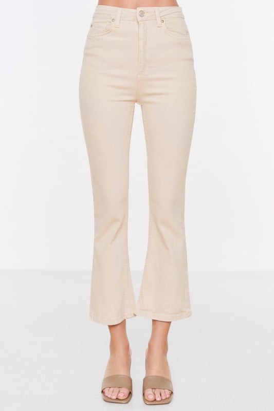The Model's Measurements: Height: 175cm(6'8"), Bust: 80cm(31in), Waist: 64cm(25in), Hips: 90cm(35in) The product on the model is size S/36. 98% Cotton 2% Elastane, Flexible Woven Fabric, Button and Zipper Closure, High Waist, Crop Flare. Inner Length: 68 cm. Colors may vary during studio shots due to the difference in light.
