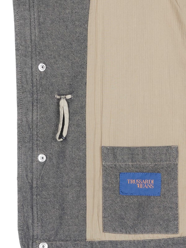 75% katoen, 23% polyester, 2% elastaan; Trussardi Jeansjasje;  Model: 52S002561T001472H001 K309;  Hoogwaardige afwerking;  opstaande kraag;  Ritssluiting, knoopsluiting met drukknopen;  Twee voorzakken, twee borstzakken;  taille met trekkoord;  Trussardi Jeans-logodetails