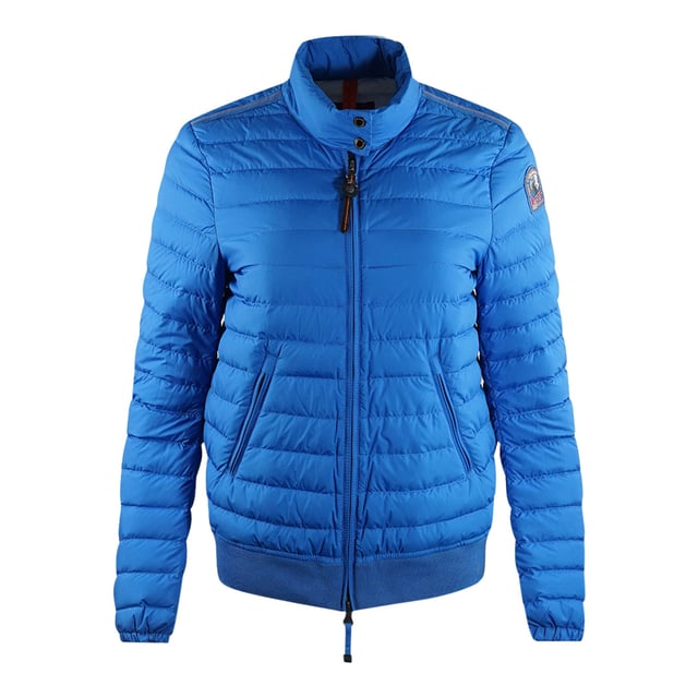 Parajumpers Virgie Crayon blauw gewatteerd donsjack. Blijf warm en stijlvol in de Parajumpers Blue Jacket. Dit luxe blauwe damesjack is gemaakt van lichtgewicht, geïsoleerde stof die warmte vasthoudt en beschermt tegen de elementen. Offer stijl niet op voor comfort - maak een statement!. Parajumpers Virgie-jas, twee verborgen zakken met ritssluiting aan de voorkant. PJS-patch op de linkermouw, centrale ritssluiting, blauwe parajumper-jas, gemaakt van 35% gerecyclede stoffen. Bovenmateriaal: 100% polyester, voering: 100% polyamide, vulling: 90% eendendons, 10% eendenveren, elastische manchetten en zoom, normale pasvorm. Stijl: SL32 Virgie 211