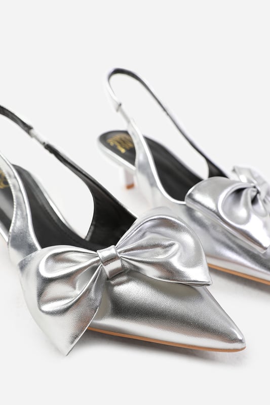 Wheres That From Womens 'Spain' Wide Fit Low Kitten Heels Pointed Toe Bow Detail Effortless elegance with our Santorini Wide Fit Low Kitten Heels with Pointed Toe and Bow Detail. These heels are designed to provide both style and comfort, making them the perfect choice for any occasion.
Key Features:
Low Kitten Heel: The low kitten heel offers a subtle lift while providing maximum comfort. These heels are perfect for those who prefer a more moderate heel height without compromising on style. The low heel also ensures stability and ease of walking.
Bow Detail Design: The Bow Detail design adds a touch of sophistication and visual interest to these heels. It not only enhances the overall aesthetic but also elevate your look.
Premium Quality Material: Crafted from high-quality materials, these heels are built to last. The soft and supple straps ensure maximum comfort, while the sturdy construction guarantees durability for long-lasting wear.
Specifications:
Design: Low kitten heel sandals with Bow Detailing.
Heel Height: 2.6’ (6.5 cm) approx
Closure: Elastic Sling back strap.
Step out in style and comfort with our Santorini Wide Fit Low Kitten Heels with Pointed Toe and Bow Detail. These heels offer a perfect blend of elegance and comfort, making them a go-to choice for any occasion. Embrace effortless sophistication with these versatile and timeless sandals.