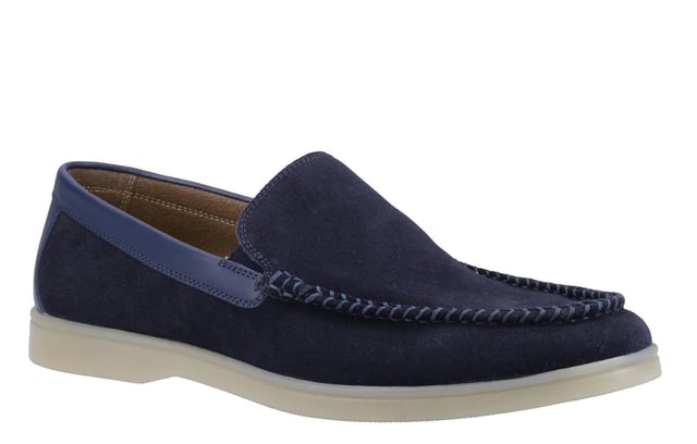 Hush Puppies Leon Leer Herenschoenen Stap in de moeiteloze zomerse stijl met de Leon klassieke instappers. Gemaakt van zacht suède met een verfijnde leren kraagdetail, voegen deze schoenen elegantie toe aan je casual garderobe. Het gemakkelijke instapontwerp zorgt voor snelle en comfortabele kleding, perfect voor dagen dat je onderweg bent. Aan de binnenkant houdt een ademende textiele voering je voeten koel, terwijl de gevoerde leren inlegzool zorgt voor luxe ondersteuning. De flexibele en duurzame TPR-buitenzool biedt betrouwbare grip en duurzaamheid, waardoor de Leon instappers de ideale metgezel zijn voor avonturen in warm weer. - Suède leren bovenkant - Instapontwerp - Verhoogde hak - Gevoerde voetbed - Duurzame zool - Hush Puppies branding