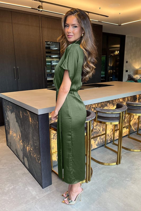 Make a statement in our Olive Satin High Neck Wrap Skirt Midi
Dress. Featuring a high neck with button fastening, short sleeves, an
elasticated waist with pleats detailing, a wrap style skirt and a zip
up back. Style with a pair of black heels and a clutch for a smart
occasion look. 

Model wears: UK 8/ EU 36/ US 4
Model's height: 173cm/ 5'8"
Approx length from centre back to hem: 132 cm
Fabric composition: 100% Polyester

Colour: OLIVE