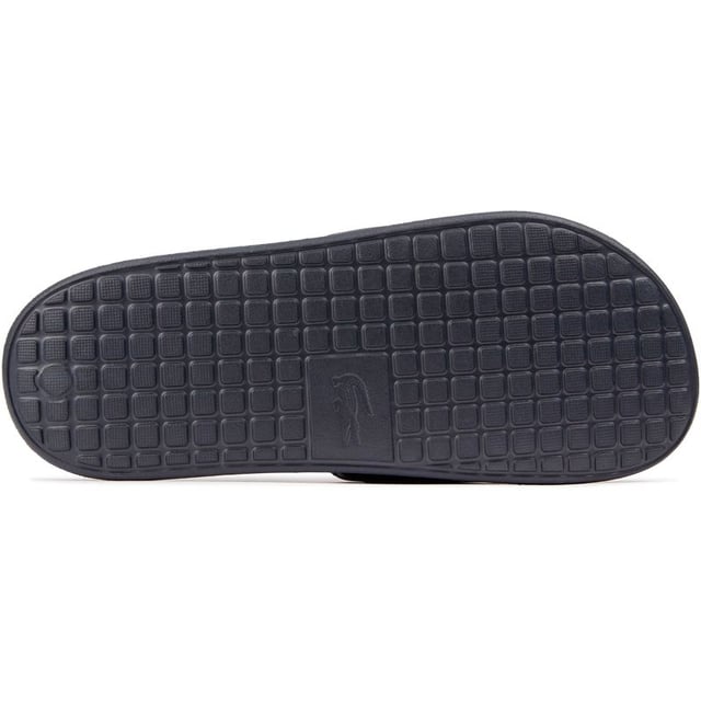 Lacoste Serve Slide Sandalias Saluda a este elegante y cómodo par de chanclas de estilo de vida, las Serve Slides de Lacoste. Perfectas para tus días en la piscina, visitas al spa o simplemente como un básico diario de verano, estas sandalias te tienen cubierto. Ponte las elegantes sandalias azules y siente la comodidad de una correa superior acolchada suave y flexible y una plantilla moldeada y acolchada que abraza tus pies. El diseño elegante y minimalista presenta la famosa marca llamativa en la correa ancha. Muestra tu estilo relajado y tus looks de clima cálido.
